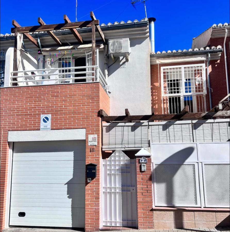 شقة غرناطة  في Casa Ideal Familias Y Grupos Con Balcones Exterior Soleada Patios Cerca Alhambra, Sierra Nevada, Rio Genil, Lancha Del Genil, Parque Llano Y Reloj Del Sol Con Barbacoas, Campo De Futbol, Circuito Gimnasia المظهر الخارجي الصورة