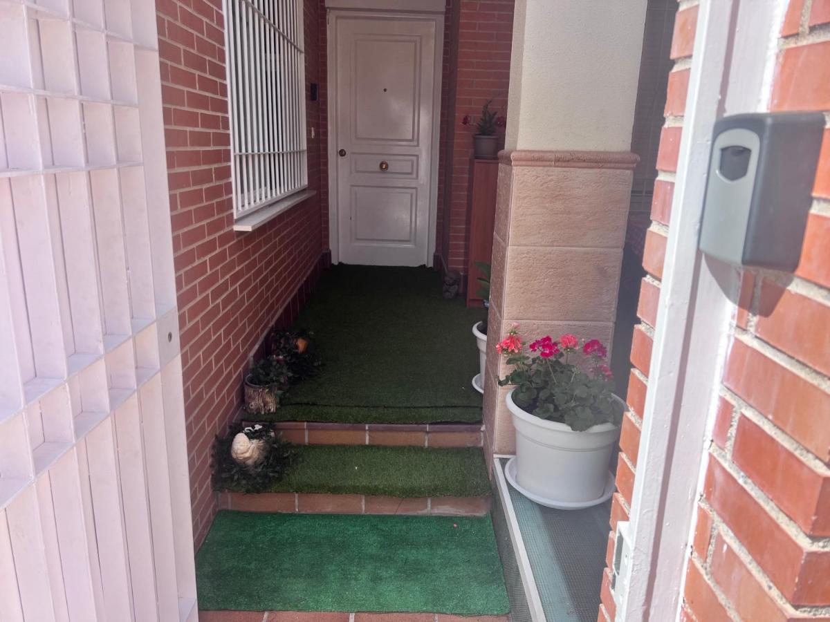 شقة غرناطة  في Casa Ideal Familias Y Grupos Con Balcones Exterior Soleada Patios Cerca Alhambra, Sierra Nevada, Rio Genil, Lancha Del Genil, Parque Llano Y Reloj Del Sol Con Barbacoas, Campo De Futbol, Circuito Gimnasia المظهر الخارجي الصورة