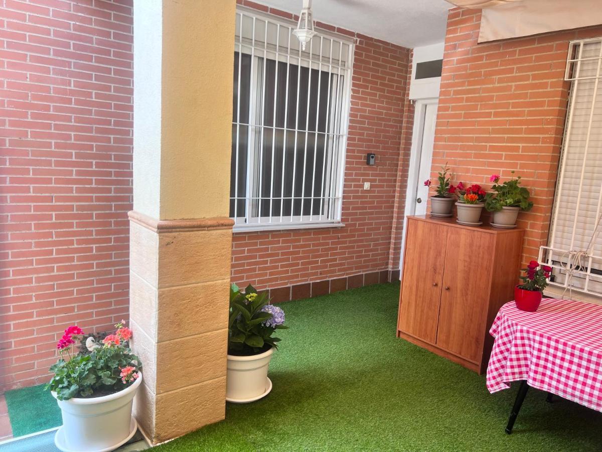 شقة غرناطة  في Casa Ideal Familias Y Grupos Con Balcones Exterior Soleada Patios Cerca Alhambra, Sierra Nevada, Rio Genil, Lancha Del Genil, Parque Llano Y Reloj Del Sol Con Barbacoas, Campo De Futbol, Circuito Gimnasia المظهر الخارجي الصورة