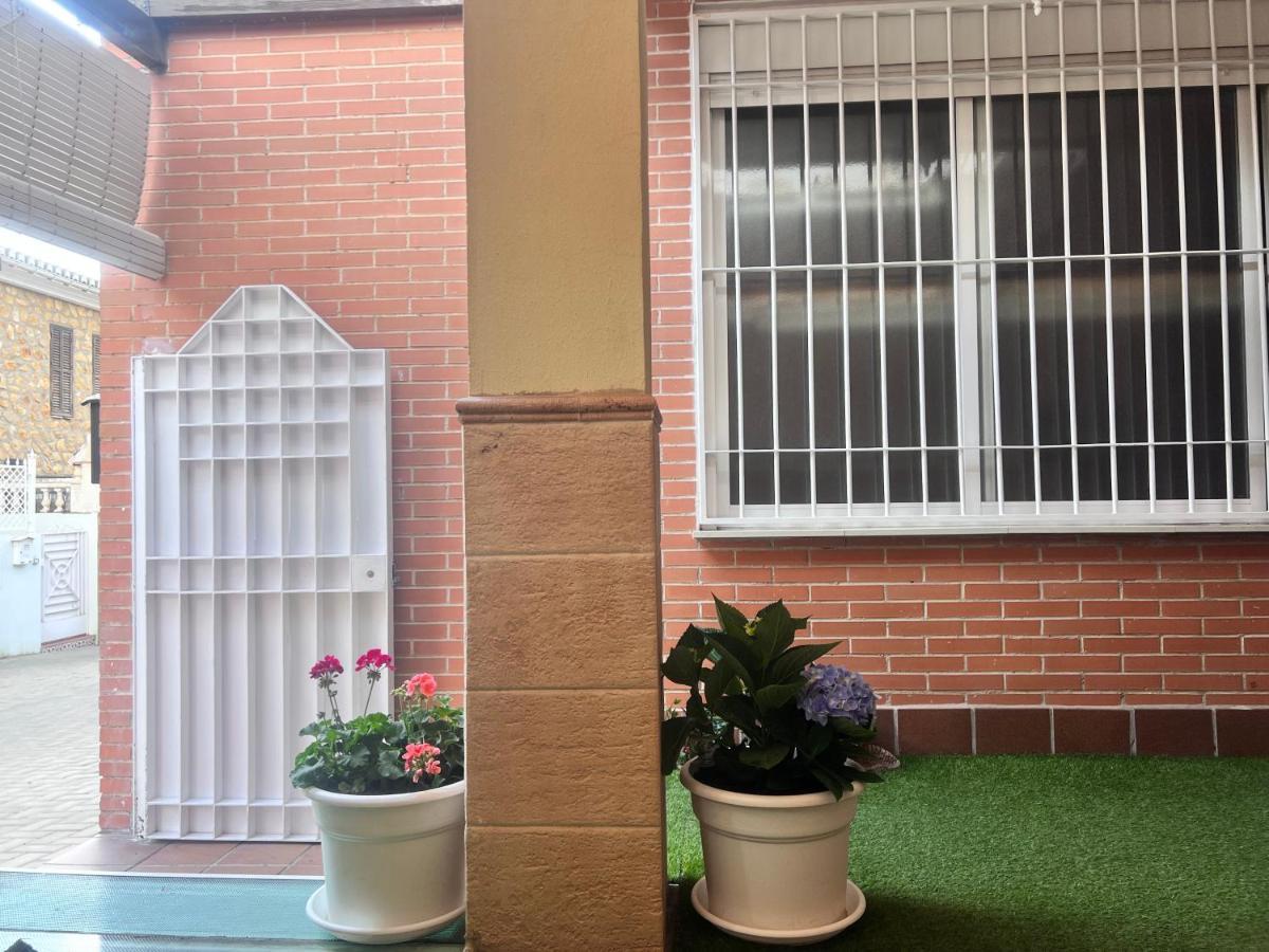 شقة غرناطة  في Casa Ideal Familias Y Grupos Con Balcones Exterior Soleada Patios Cerca Alhambra, Sierra Nevada, Rio Genil, Lancha Del Genil, Parque Llano Y Reloj Del Sol Con Barbacoas, Campo De Futbol, Circuito Gimnasia المظهر الخارجي الصورة