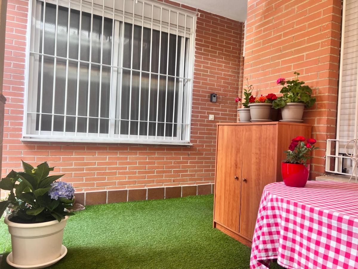 شقة غرناطة  في Casa Ideal Familias Y Grupos Con Balcones Exterior Soleada Patios Cerca Alhambra, Sierra Nevada, Rio Genil, Lancha Del Genil, Parque Llano Y Reloj Del Sol Con Barbacoas, Campo De Futbol, Circuito Gimnasia المظهر الخارجي الصورة